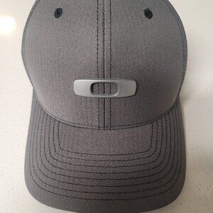 Oakley 3D Logo Gray Flexfit Hat Cap Metallic Fits S/M Excellent Condition